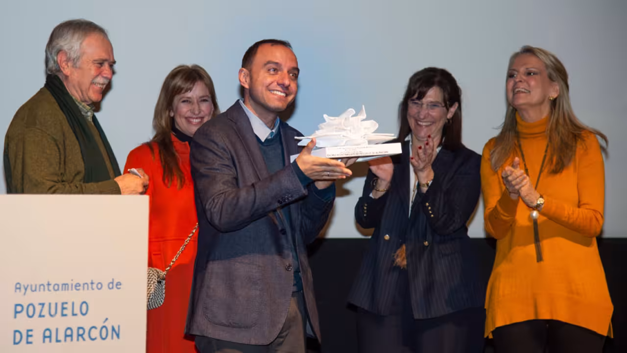 La alcaldesa Susana Pérez Quislant entrega el “I Premio de Novela Histórica de Pozuelo de Alarcón” al escritor José Zoilo por su obra “El alano” 