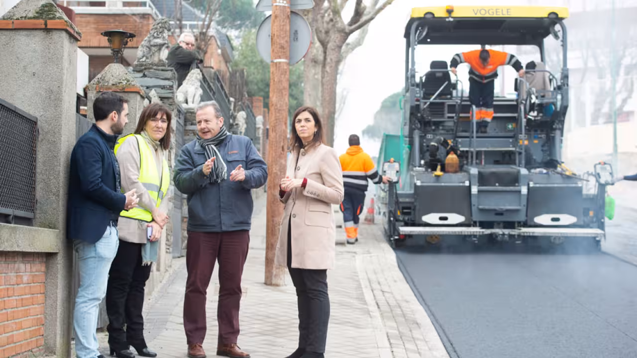 La alcaldesa, Susana Pérez Quislant, visita la última fase de la operación asfalto