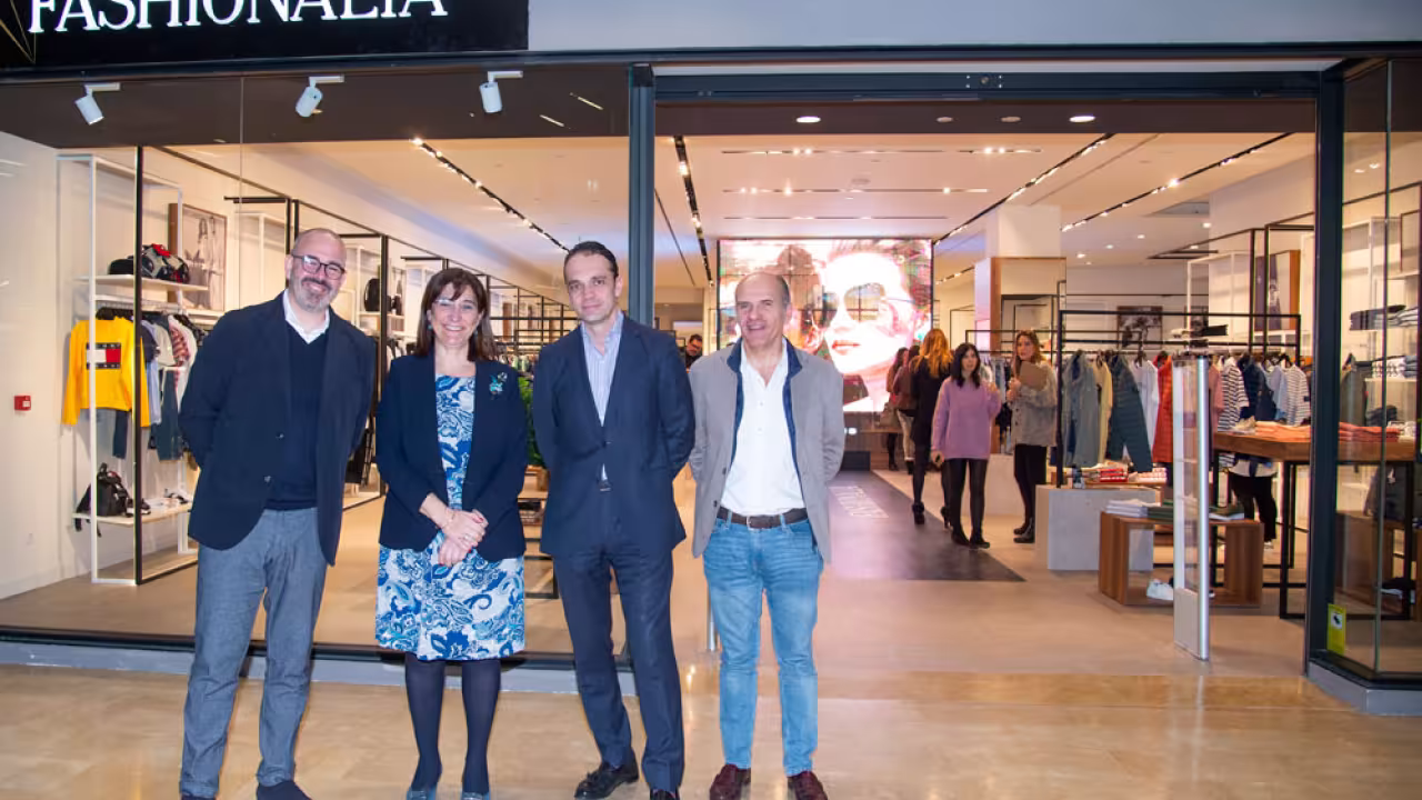 La alcaldesa visita la nueva tienda Fashionalia en el Zielo