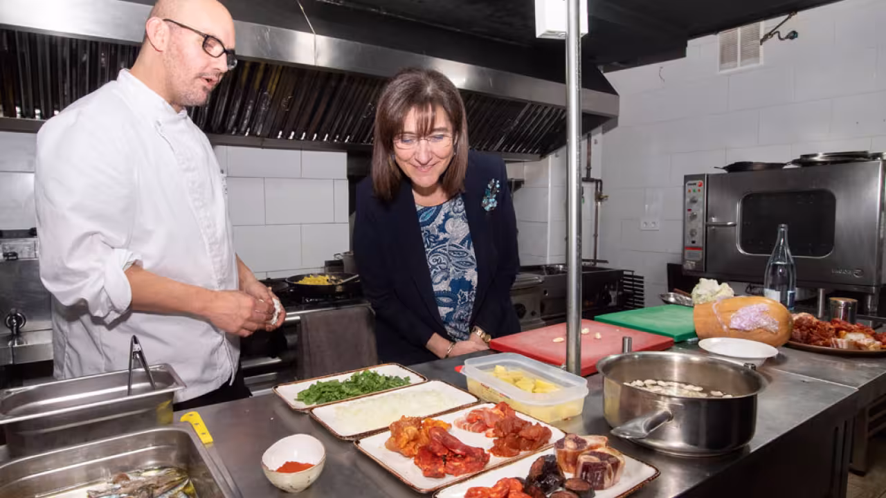 La alcaldesa, Susana Pérez Quislant, en la cocina de uno de los restaurantes participantes en Pozuelo de Cuchara