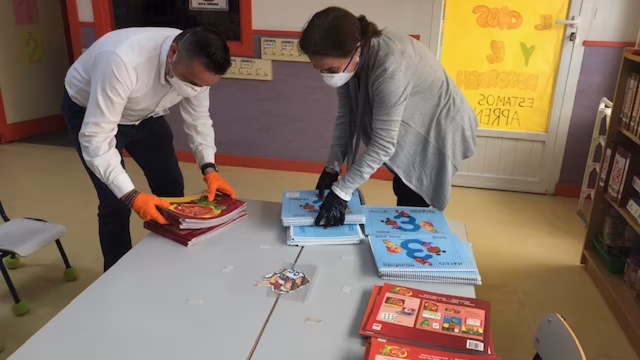 La concejal de Educación, Eva cabelo, en el reparto de material educativo