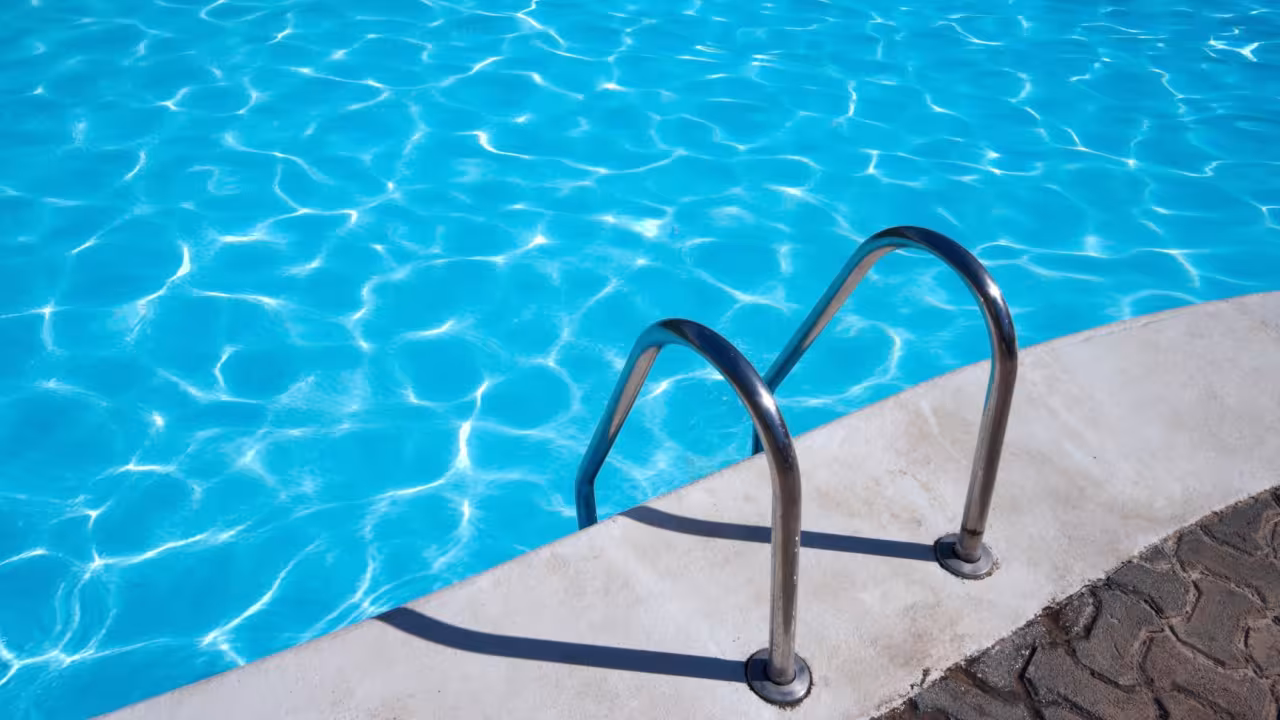 una piscina