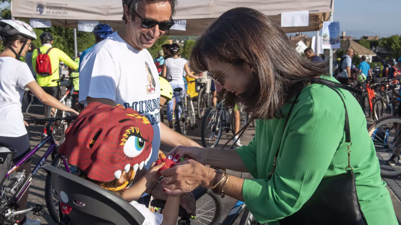 La alcaldesa de Pozuelo de Alarcón, Susana Pérez Quislant, junto a un bebé