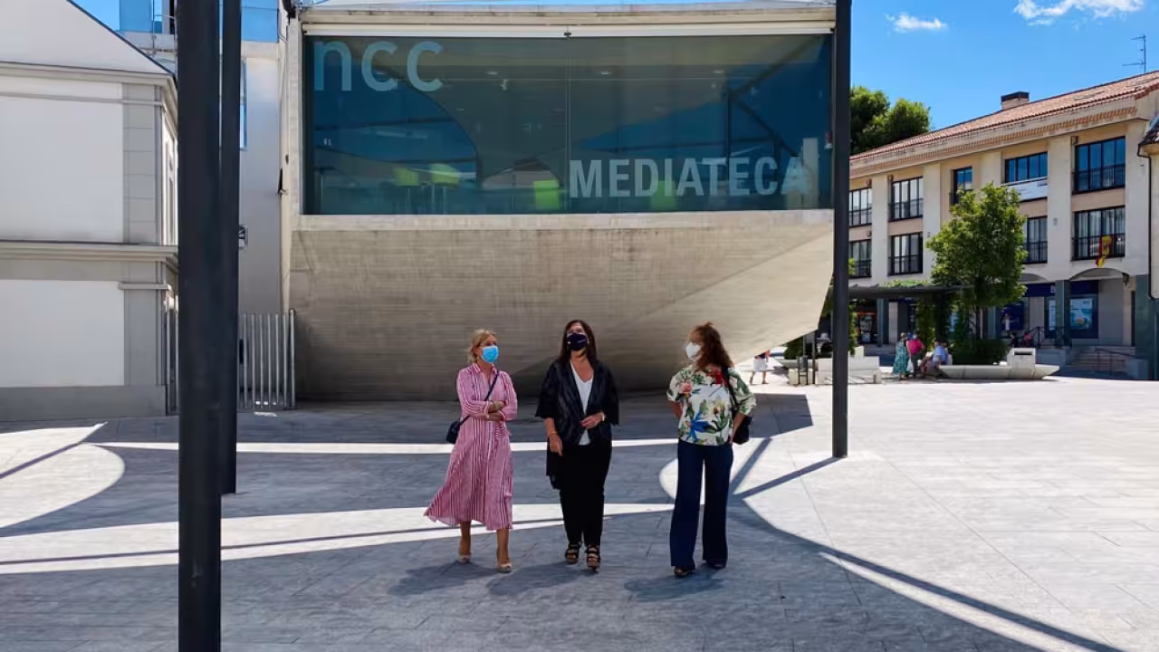Susana Pérez Quislant, alcaldesa de Pozuelo de Alarcón, visita la Plaza del Padre Vallet con su nueva cubierta