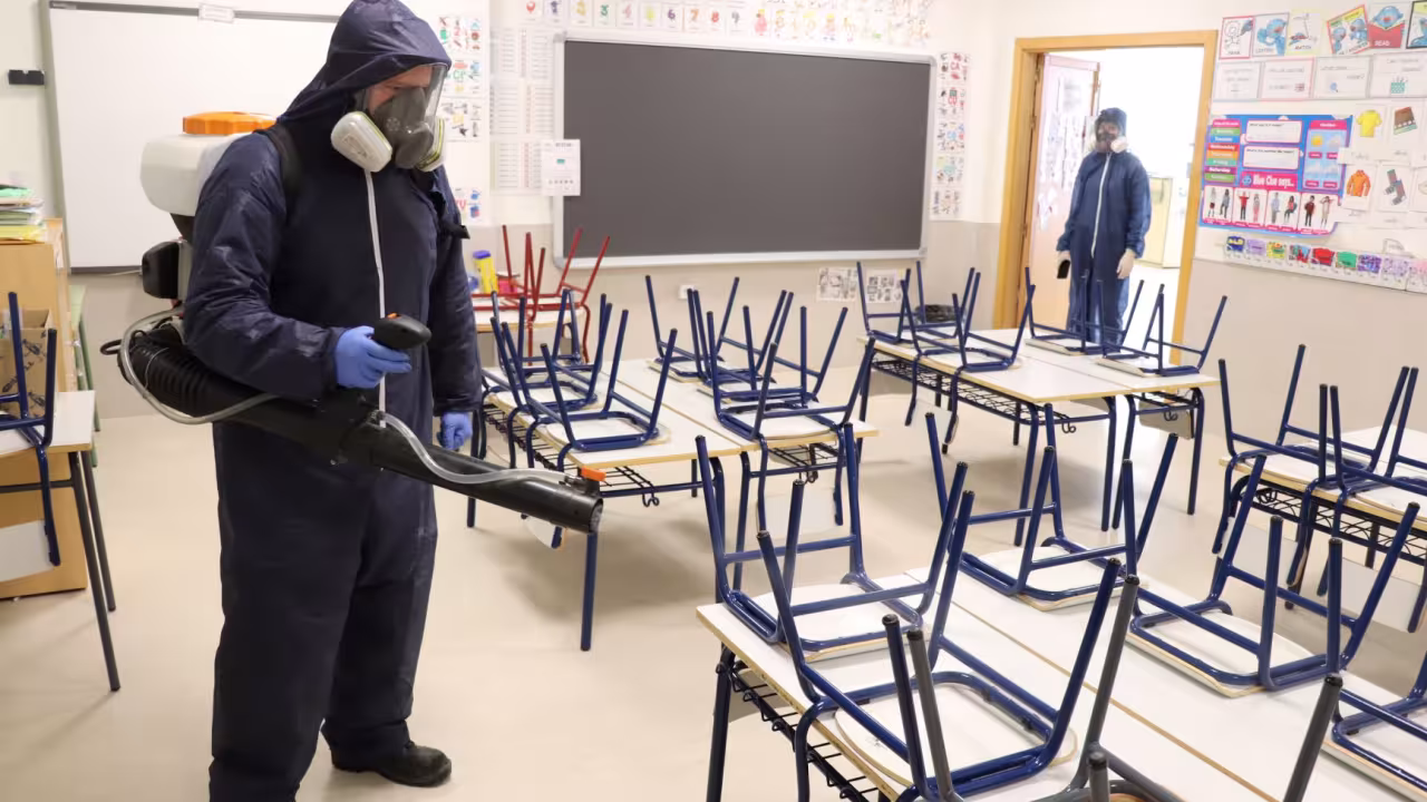 Labores de desinfección en colegios