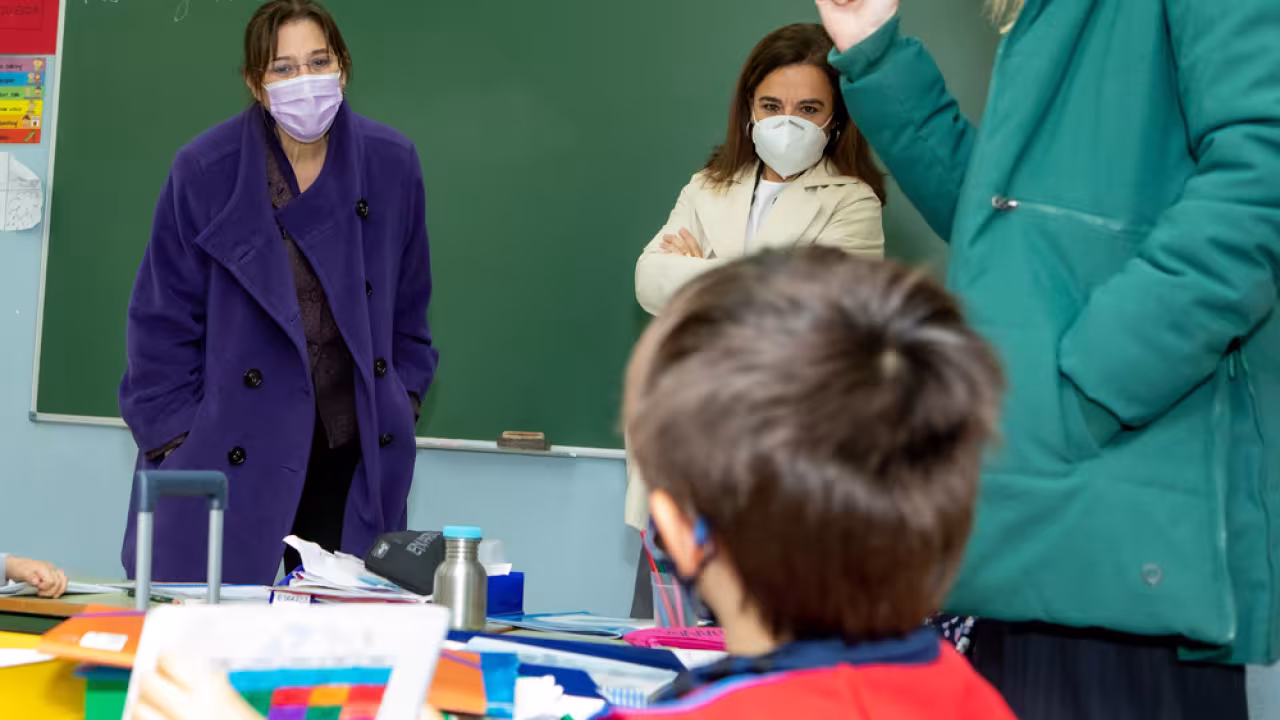 La alcaldesa de Pozuelo, Susana Pérez Quislant, visita un colegio