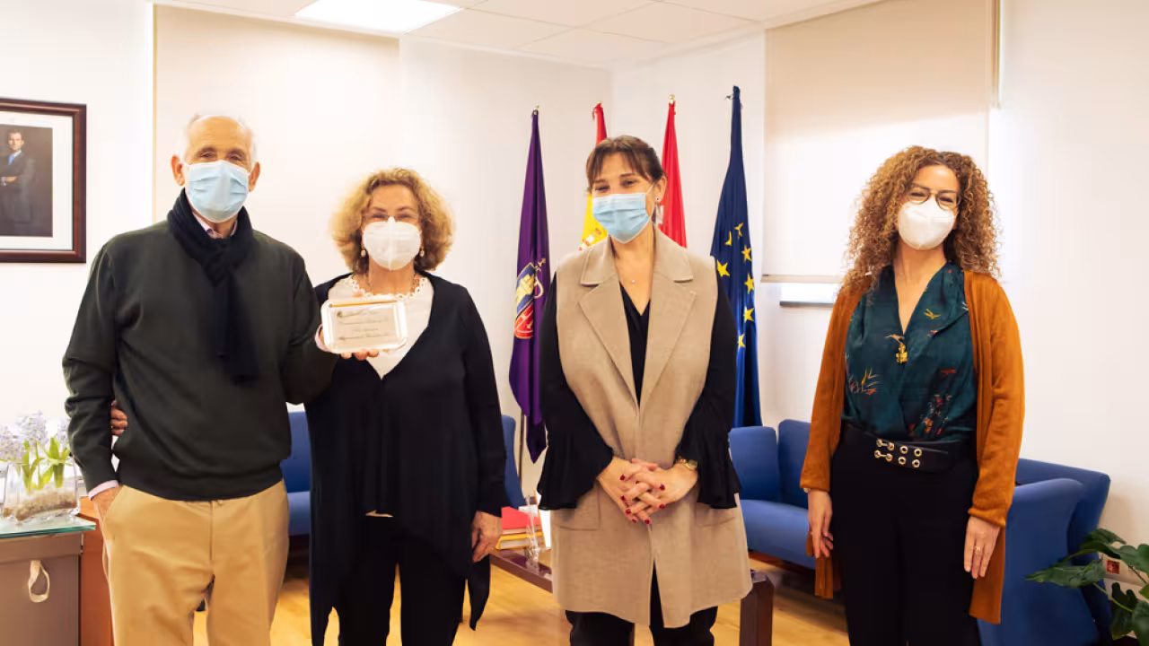 Susana Pérez Quislant entrega una placa conmemorativa al matrimonio que cumplió en 2020 sus bodas de oro