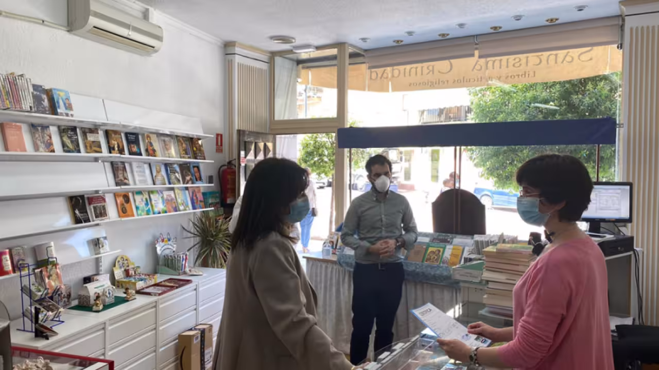 La alcaldesa en una vista a un comercio de Pozuelo Pueblo