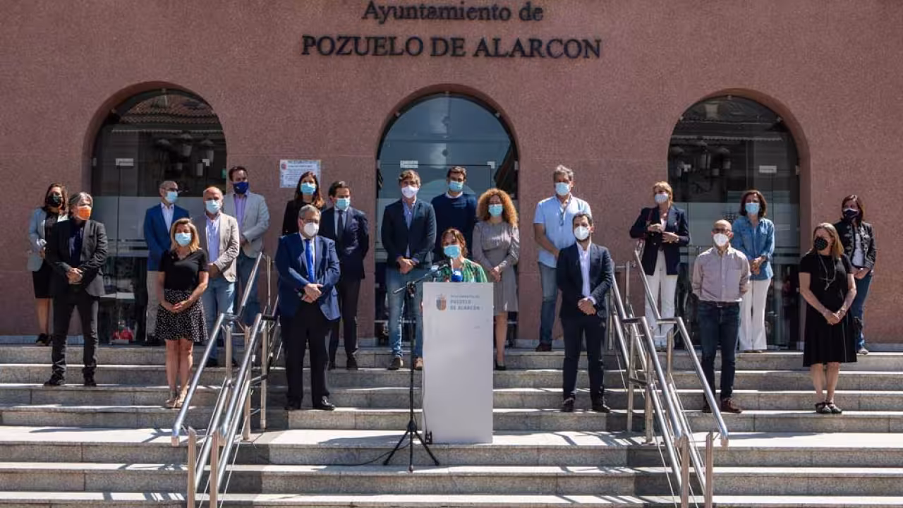 Pozuelo de Alarcón ha guardado este mediodía un minuto de silencio a las puertas del Ayuntamiento