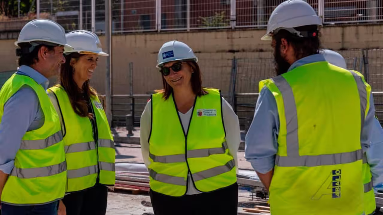 La alcaldesa visita las obras del aparcamiento que se está construyendo en el antiguo Matadero