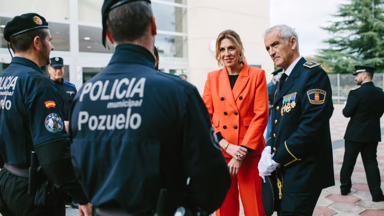 Alcaldesa con policías