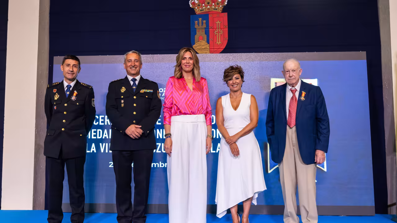 La alcaldesa con los galardonados 