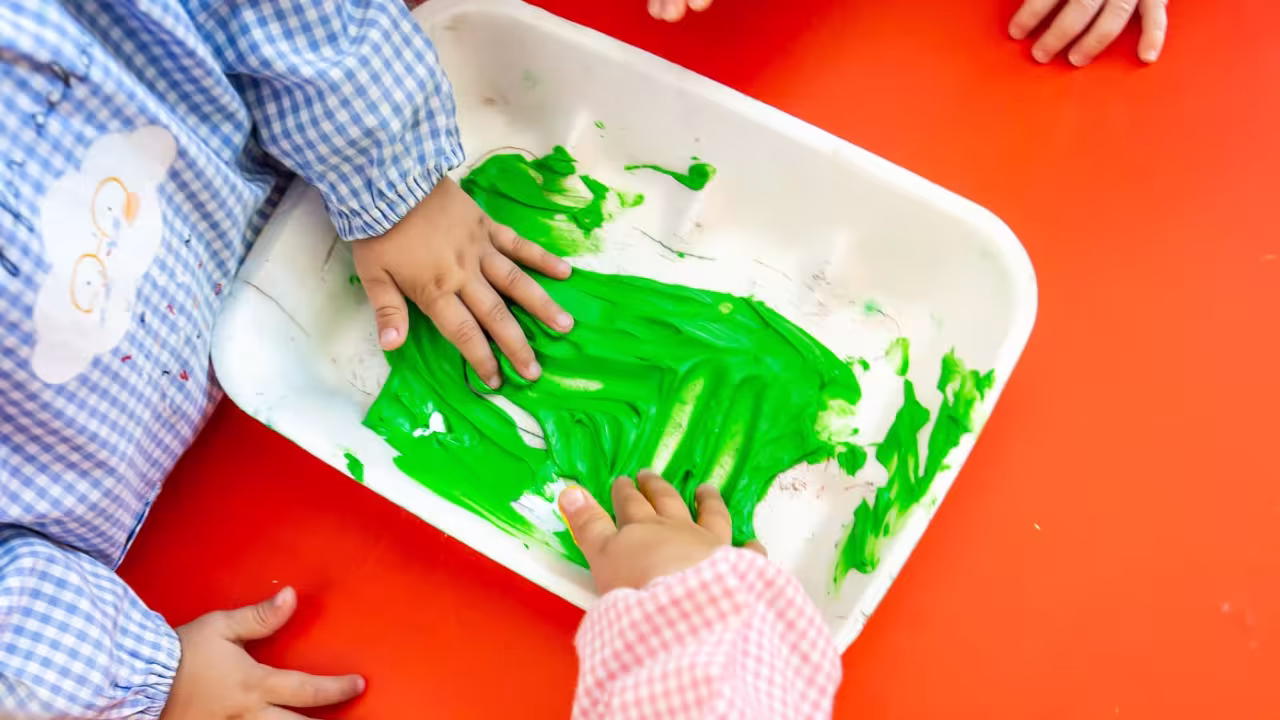 Actividad con pinturas en un colegio