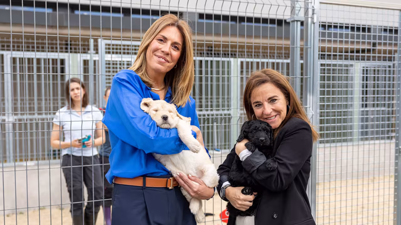 Paloma Tejero junta a la concejal de Familia y Atención a la Discapacidad en su visita a la Fundación ONCE del perro guía