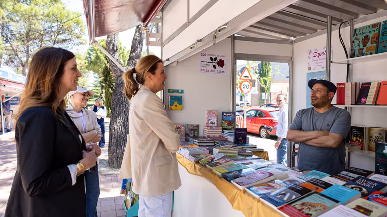 La alcaldesa en una edición anterior de la Feria del Libro