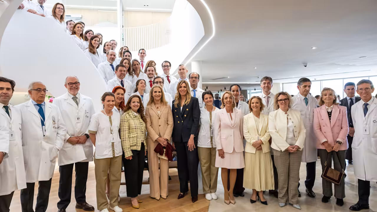 La alcaldesa junto a la Infanta Elena en la inauguración del Hospital Memorial Publio Cordón