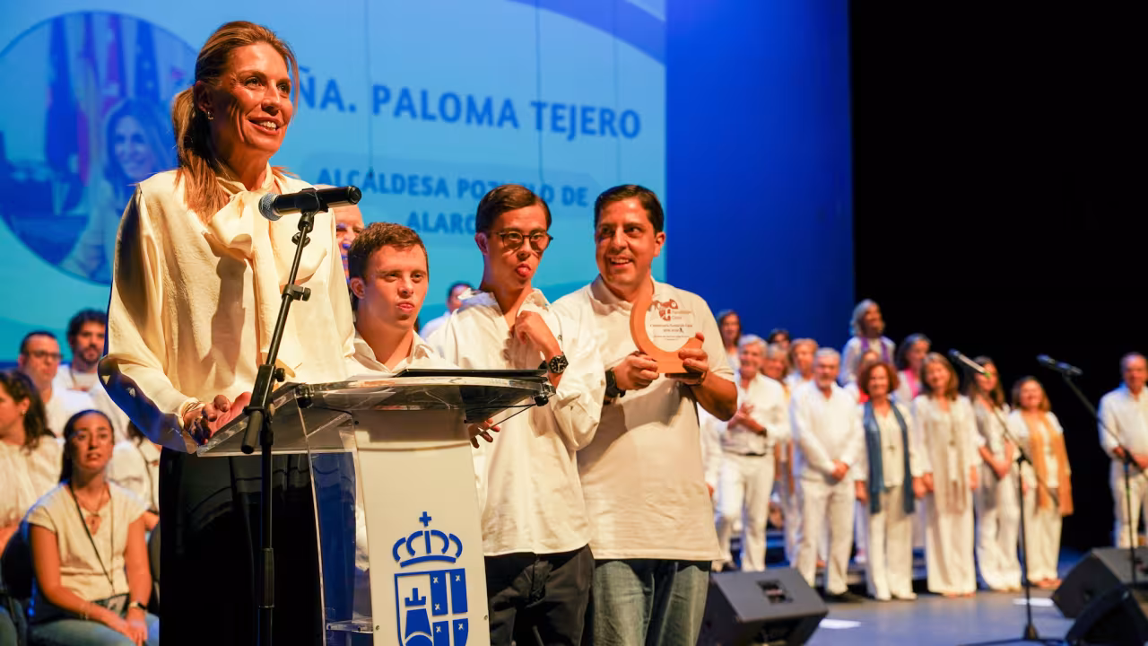 La alcaldesa de Pozuelo, Paloma Tejero, asistió a esta celebración para compartir con ellos esta jornada en la que no faltaron actuaciones musicales y entregas de reconocimientos.