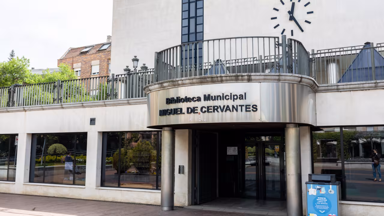 Fachada de la Biblioteca Miguel de Cervantes 