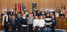 Foto de grupo de la alcaldesa con los escolares