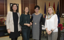 La alcaldesa, Susana Pérez Quislant, junto a voluntarias del programa municipal “Con M de Mujer”