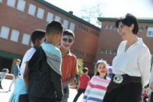 La alcaldesa en su visita al colegio Las Acacias