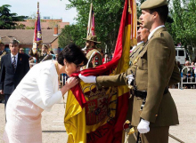 La alcaldesa, Susana Pérez Quislant, jurando bandera