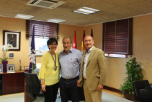 La alcaldesa, Susana Pérez Quislant, junto al concejal de Deportes y el yudoca Rafael Prado