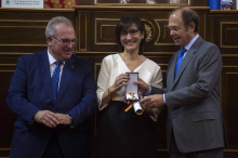 La alcaldesa recogiendo el premio