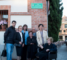 La alcaldesa, Susana Pérez Quislant junto a los familiares del párroco