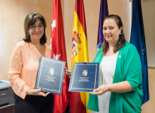 La alcaldesa en la firma de la renovación del acuerdo con AVT