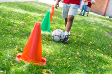 Imagen de niño jugando a la pelota