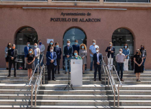 Pozuelo de Alarcón ha guardado este mediodía un minuto de silencio a las puertas del Ayuntamiento