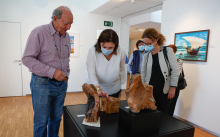 Pérez Quislant visita la exposición de artes plásticas y decorativas de los talleres de mayores