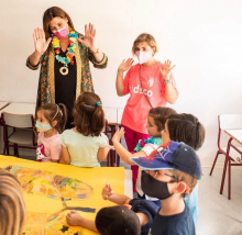 La alcaldesa visitando un cole infantil