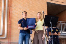 Paloma Tejero y el bombero