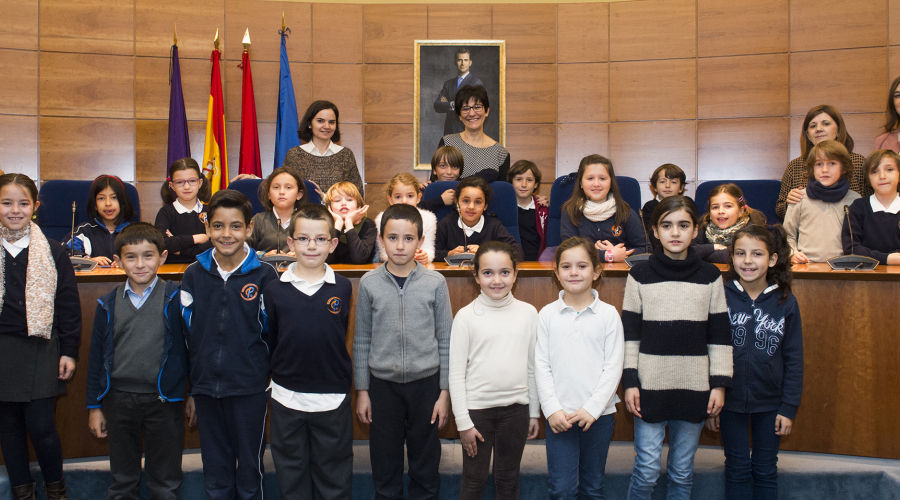 Foto de grupo de la alcaldesa con los escolares