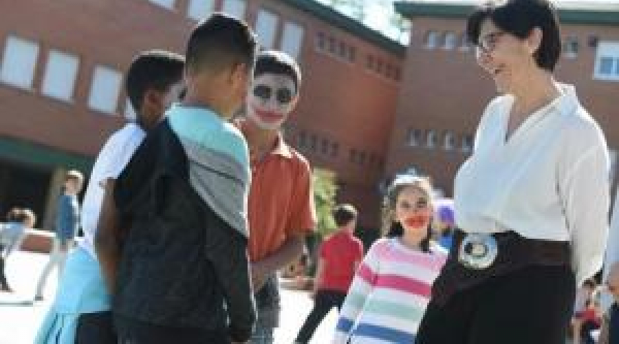 La alcaldesa en su visita al colegio Las Acacias