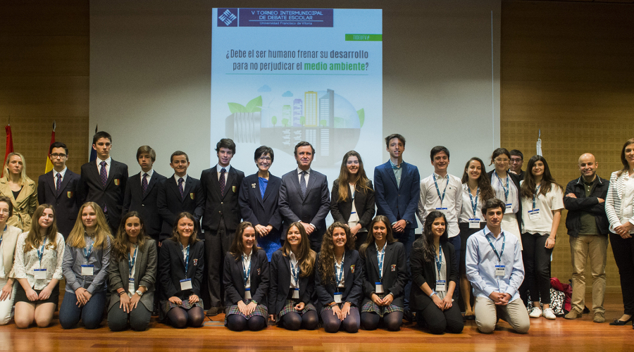 Foto de grupo de la alcaldesa con los escolares