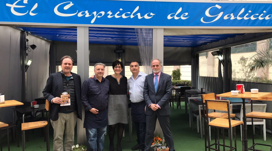 La alcaldesa visitando uno de los restaurantes participantes