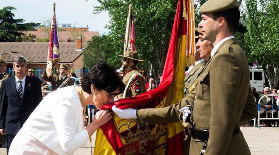 La alcaldesa, Susana Pérez Quislant, jurando bandera