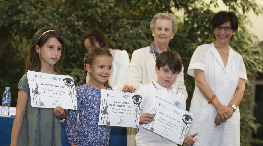 La alcaldesa de Pozuelo de Alarcón, Susana Pérez Quislant, entrega los premios del Concurso Escolar Gerardo Diego