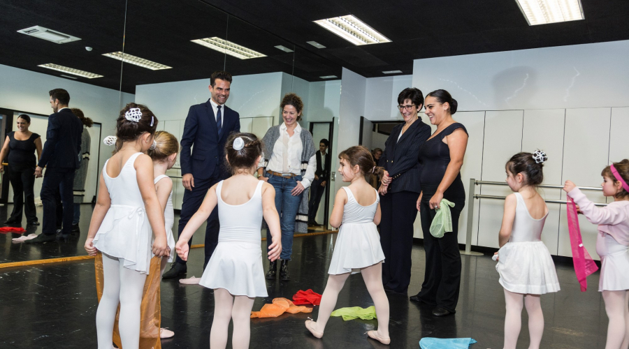 La alcaldesa en una visita a la Escuela Municipal de Música y Danza