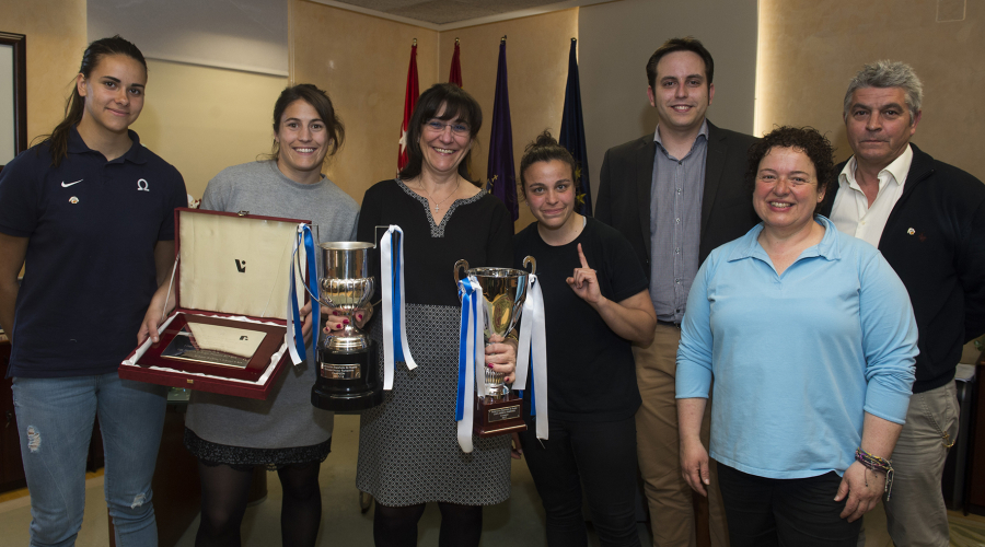La alcaldesa felicita al equipo femenino del Club de Rugby Olímpico de Pozuelo, campeonas de la Liga Iberdrola