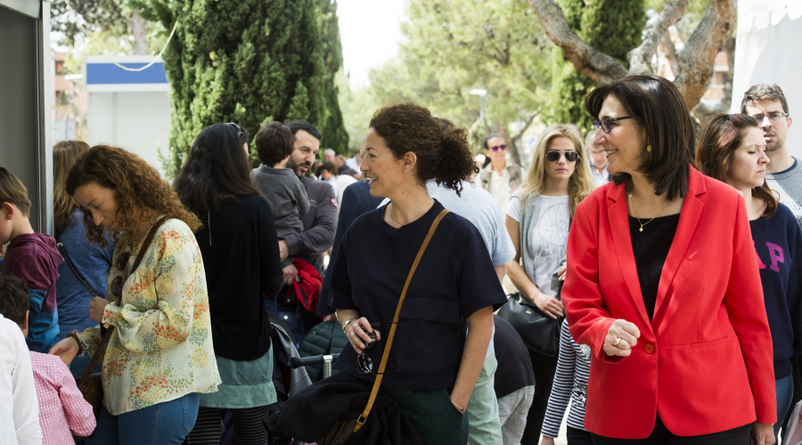 La alcaldesa y la concejal de Cultura visitaron la Feria