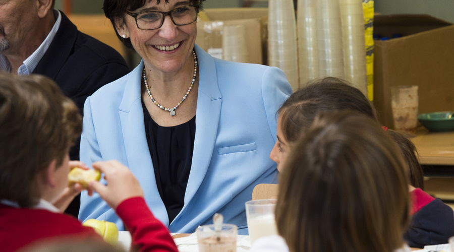 La alcaldesa con escolares en el comedor de un colegio de la ciudad