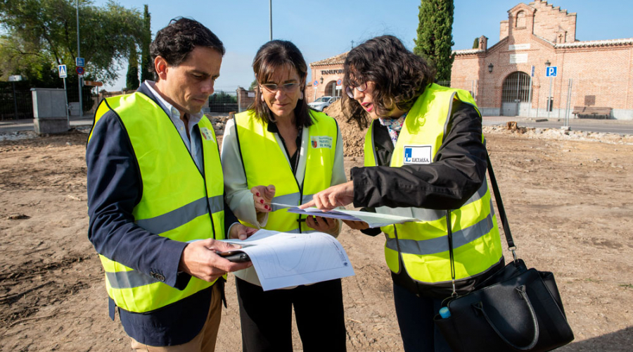 La alcaldesa y el concejal de obras en la visita a las obras de la rotonda del cementerio