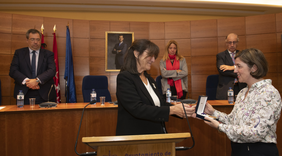 Momento de la entrega de la medalla