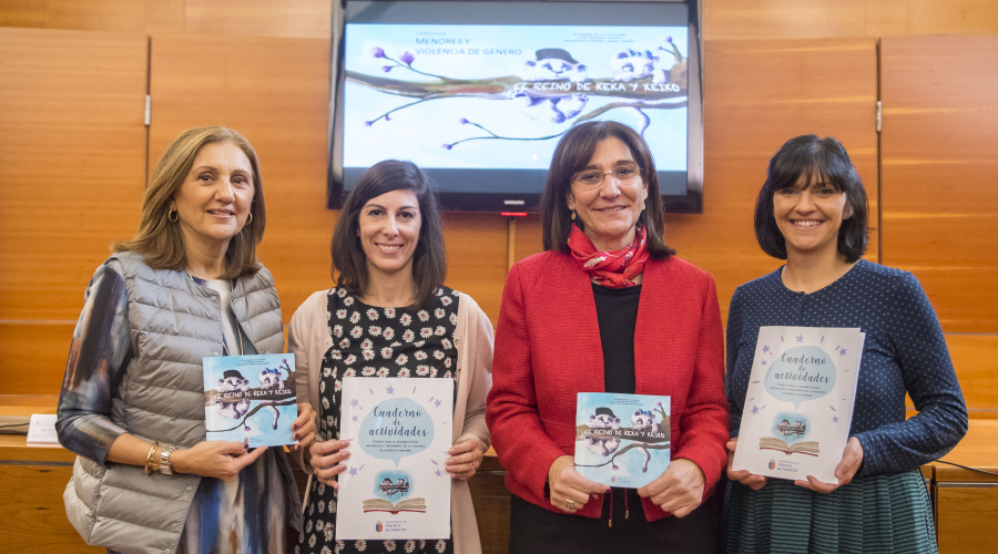 La alcaldesa con las autoras durante la presentación del cuento