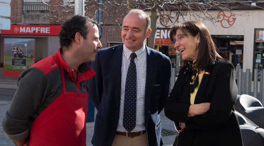 La alcaldesa de Pozuelo de Alarcón visita los contenedores marrones