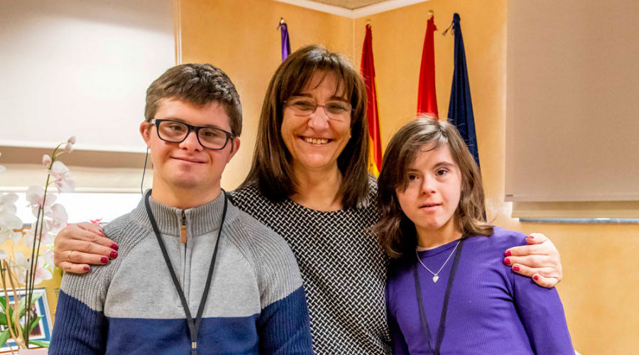 Susana Pérez Quislant junto a los alumnos de Gil Gayarre que van a realizar prácticas en el Ayuntamiento